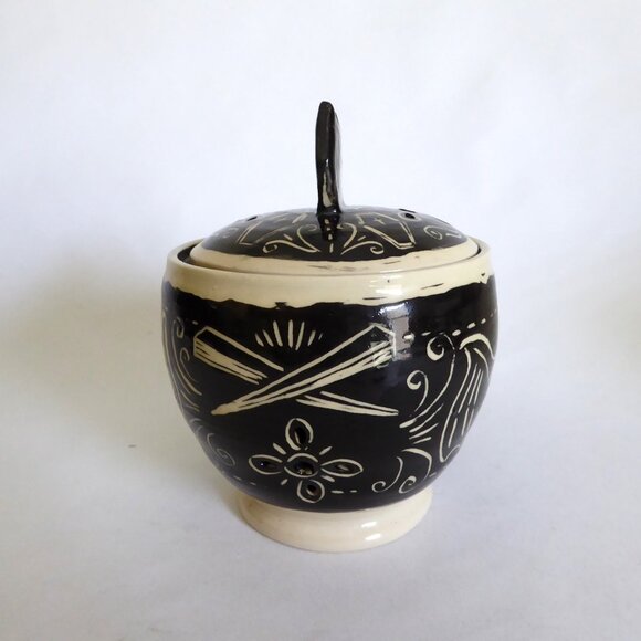 NEW ARTIFACT POTTERY HANDCRAFTED GOTH CERAMIC VAMPIRE BAT DRACULA GARLIC KEEPER - Picture 3 of 16